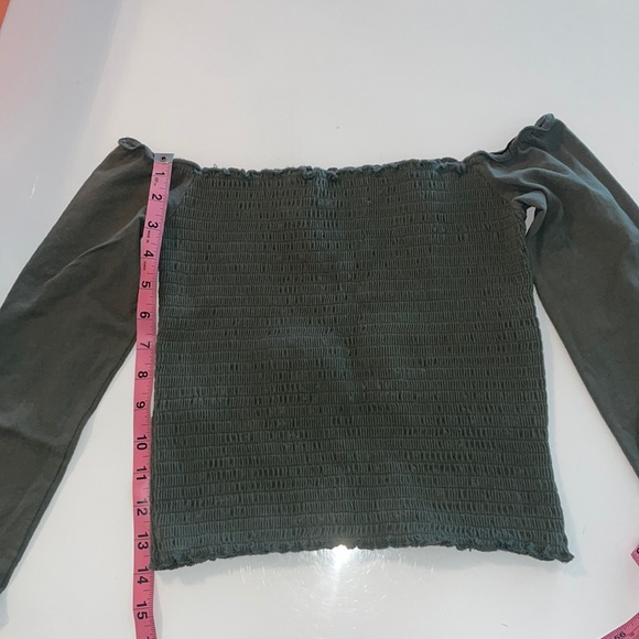 Hollister Smocked Off The Shoulder Long Sleeve Crop Top - Picture 7 of 8
